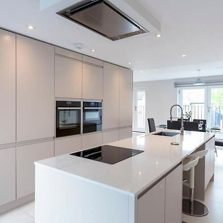 Immaculate Central Windsor Town House With Parking Экстерьер фото